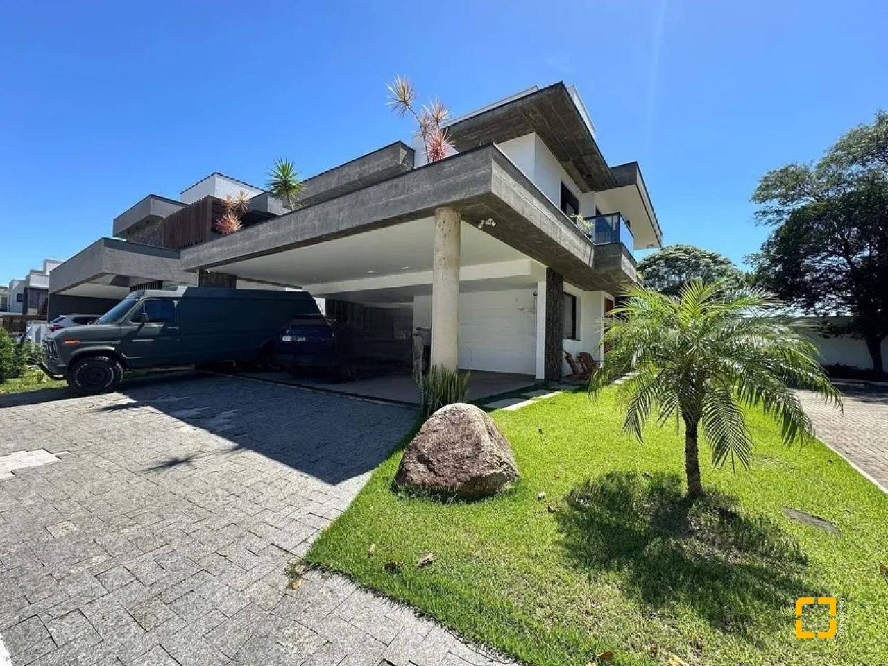 Casa de Condomínio com 275m², 7 quartos (sendo 3 suítes), 6 garagens, no bairro Campeche em Florianópolis