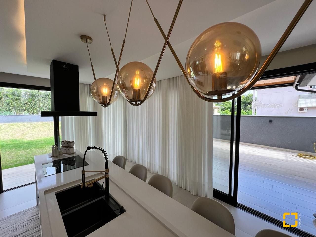 Casa de Condomínio com 225m², 3 quartos (sendo 3 suítes), 2 garagens, no bairro Ingleses do Rio Vermelho em Florianópolis