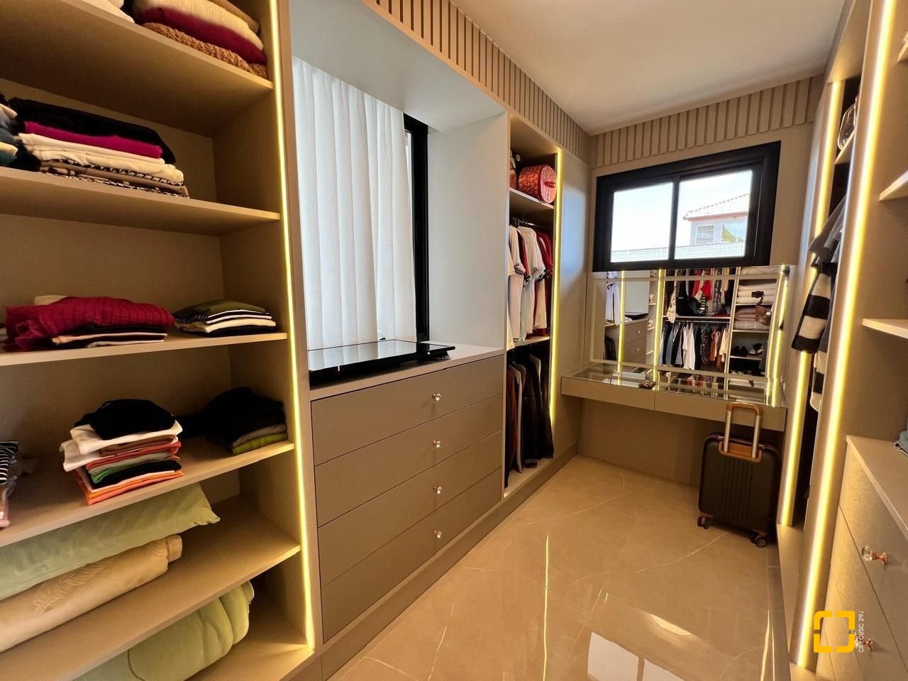 Casa de Condomínio com 225m², 3 quartos (sendo 3 suítes), 2 garagens, no bairro Ingleses do Rio Vermelho em Florianópolis