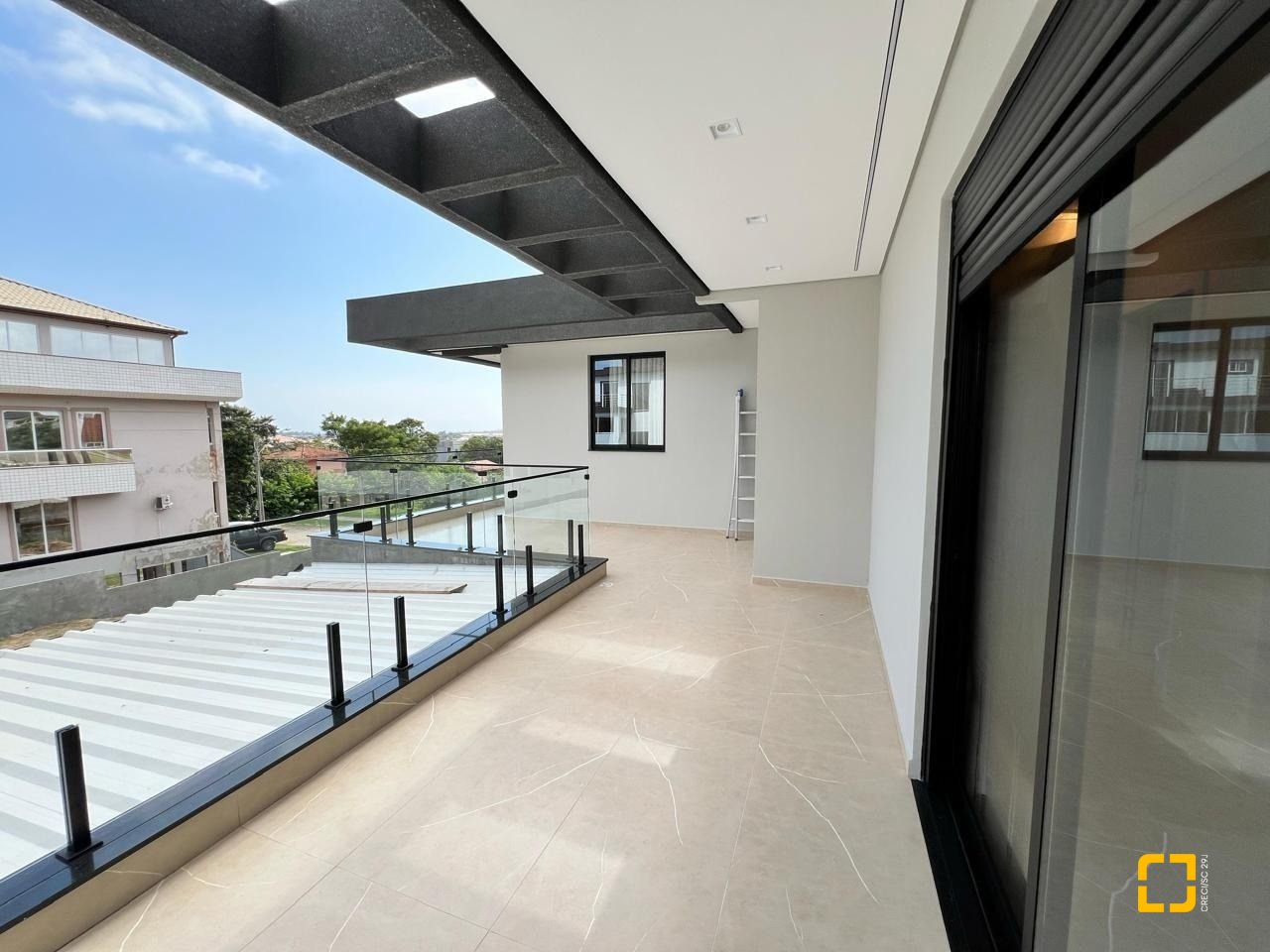 Casa de Condomínio com 225m², 3 quartos (sendo 3 suítes), 2 garagens, no bairro Ingleses do Rio Vermelho em Florianópolis