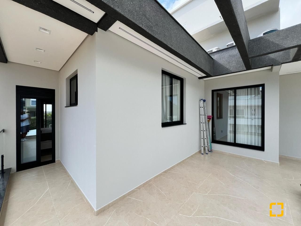 Casa de Condomínio com 225m², 3 quartos (sendo 3 suítes), 2 garagens, no bairro Ingleses do Rio Vermelho em Florianópolis