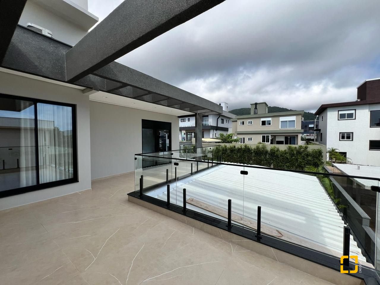 Casa de Condomínio com 225m², 3 quartos (sendo 3 suítes), 2 garagens, no bairro Ingleses do Rio Vermelho em Florianópolis