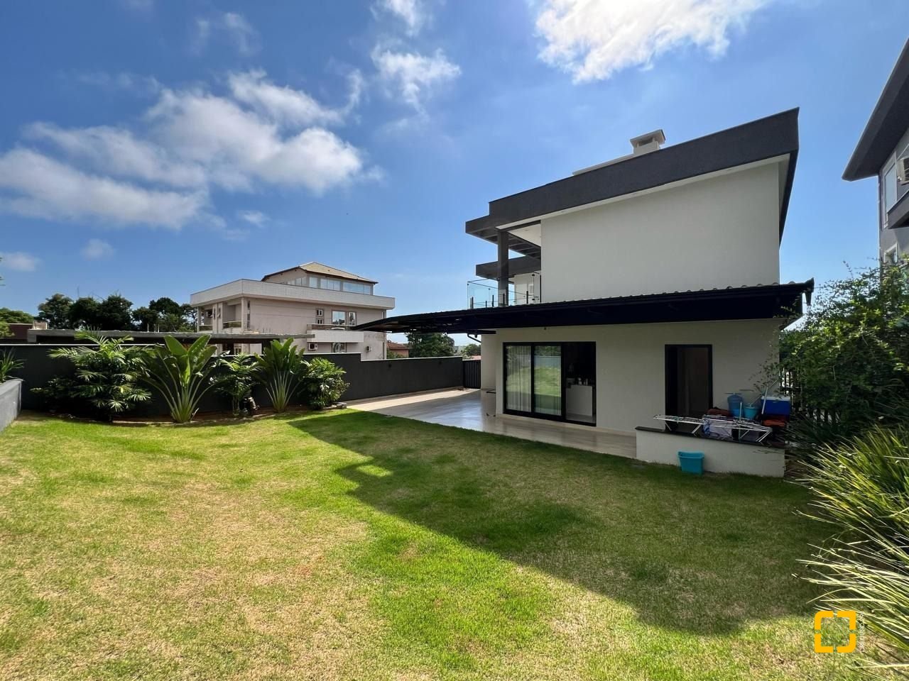 Casa de Condomínio com 225m², 3 quartos (sendo 3 suítes), 2 garagens, no bairro Ingleses do Rio Vermelho em Florianópolis