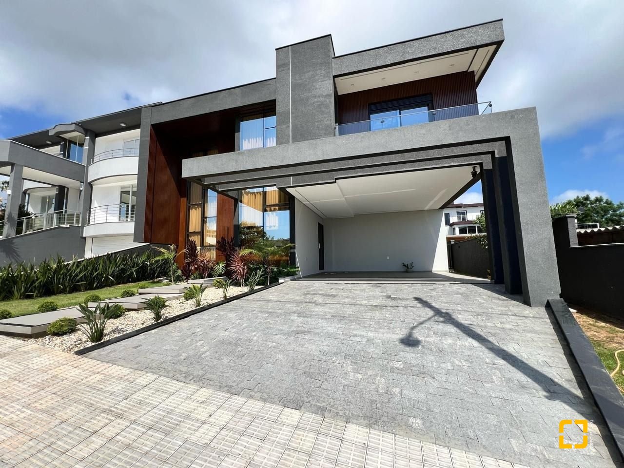 Casa de Condomínio com 225m², 3 quartos (sendo 3 suítes), 2 garagens, no bairro Ingleses do Rio Vermelho em Florianópolis