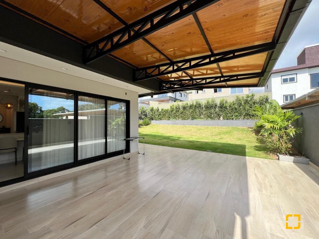 Casa de Condomínio com 225m², 3 quartos (sendo 3 suítes), 2 garagens, no bairro Ingleses do Rio Vermelho em Florianópolis