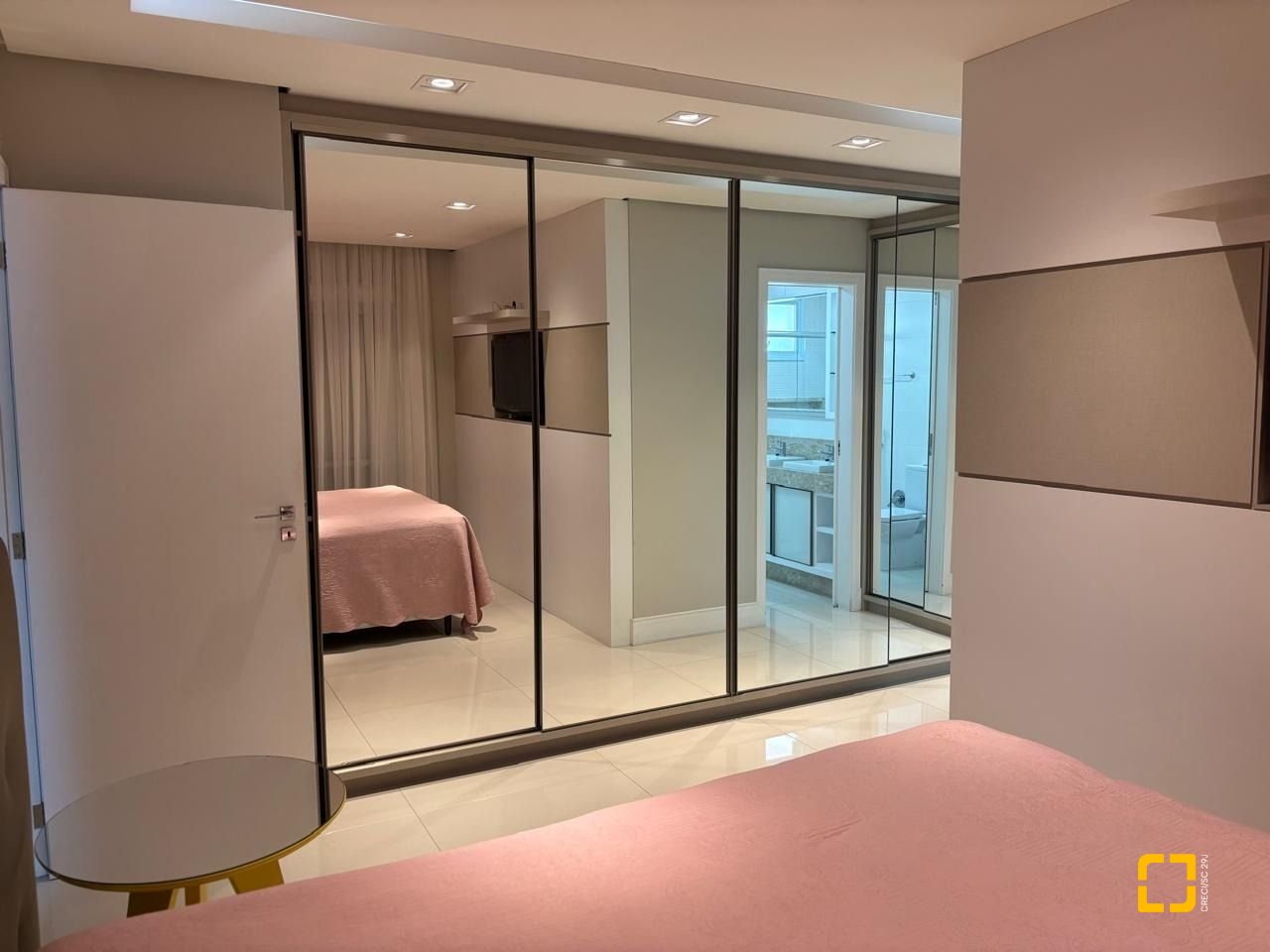 Apartamento com 143m², 3 quartos (sendo 3 suítes), 3 garagens, no bairro Campinas em São José