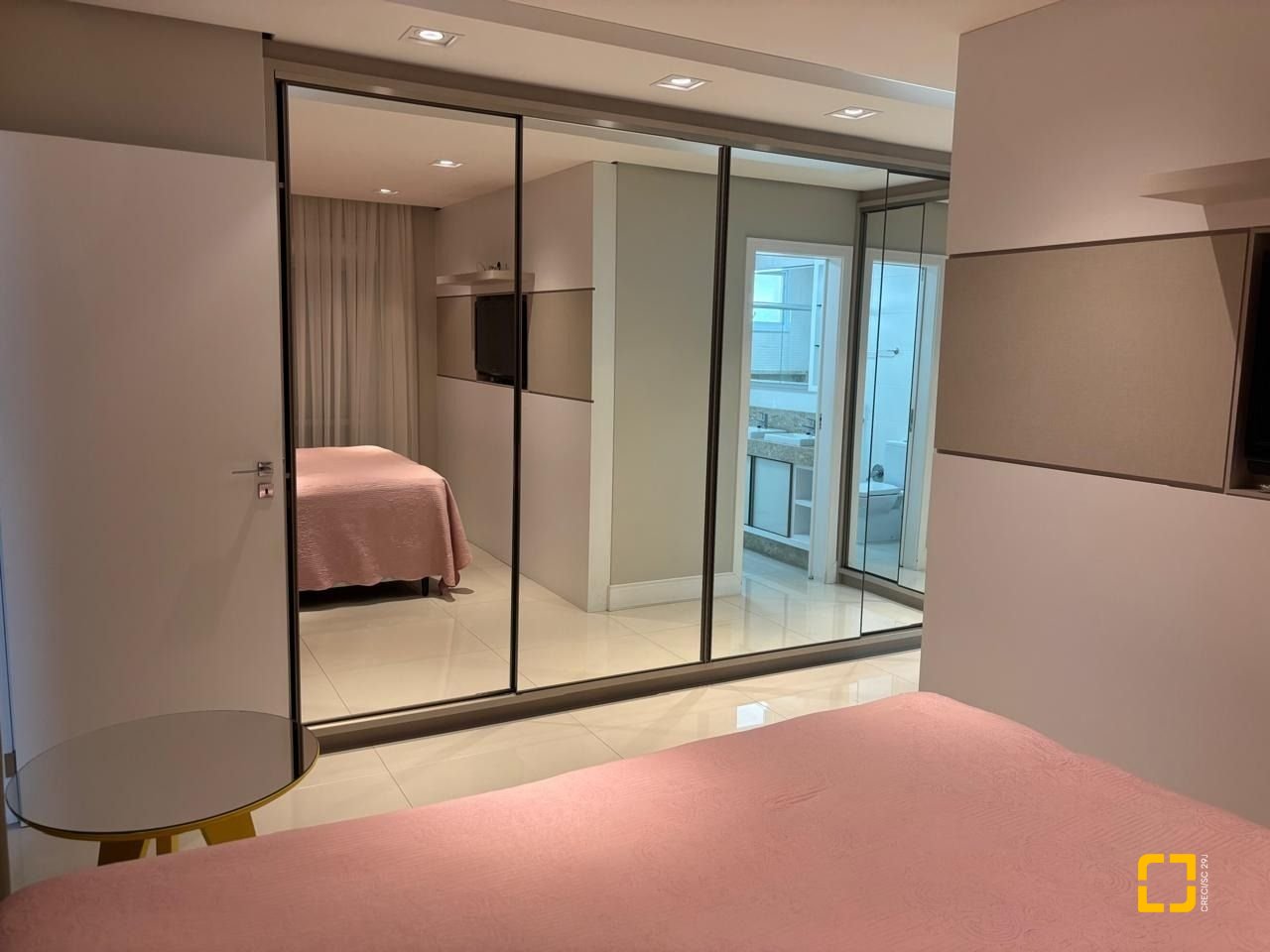 Apartamento com 143m², 3 quartos (sendo 3 suítes), 3 garagens, no bairro Campinas em São José