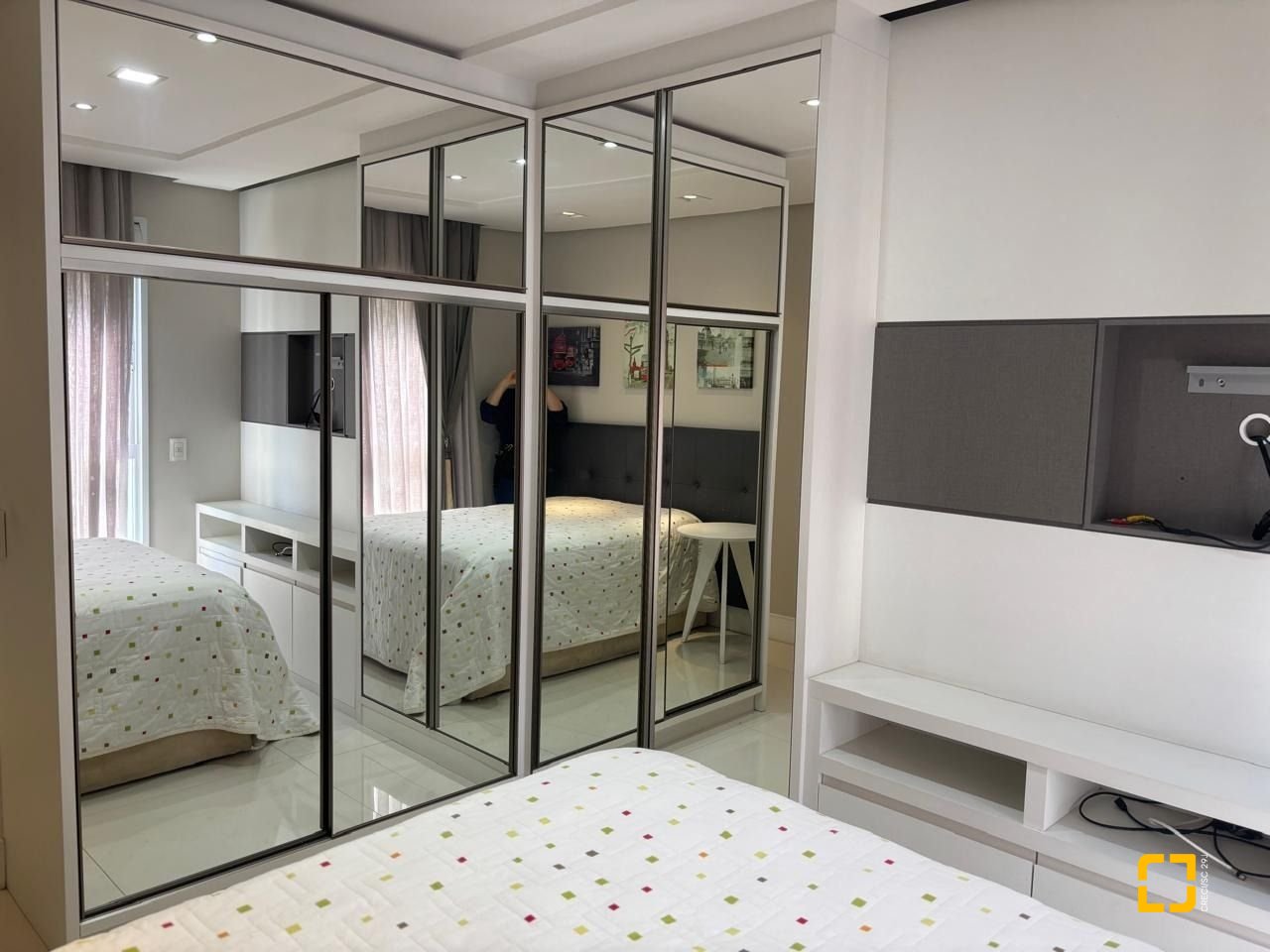 Apartamento com 143m², 3 quartos (sendo 3 suítes), 3 garagens, no bairro Campinas em São José