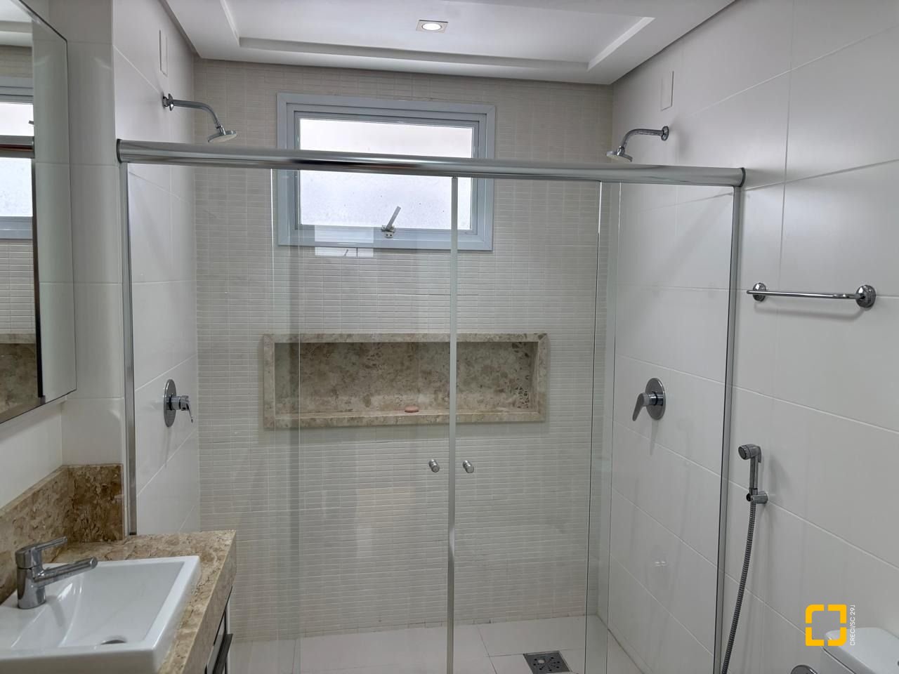 Apartamento com 143m², 3 quartos (sendo 3 suítes), 3 garagens, no bairro Campinas em São José