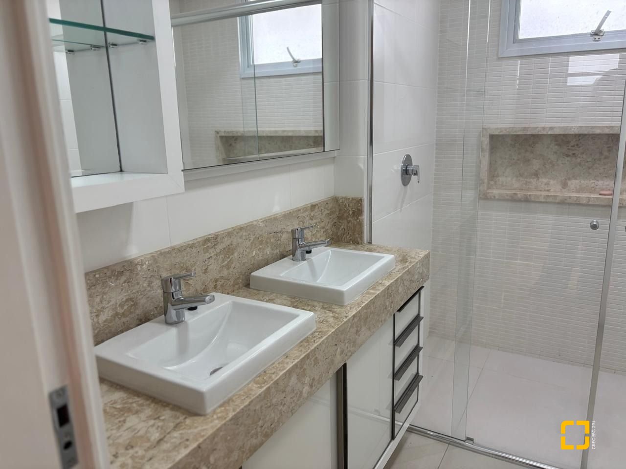 Apartamento com 143m², 3 quartos (sendo 3 suítes), 3 garagens, no bairro Campinas em São José