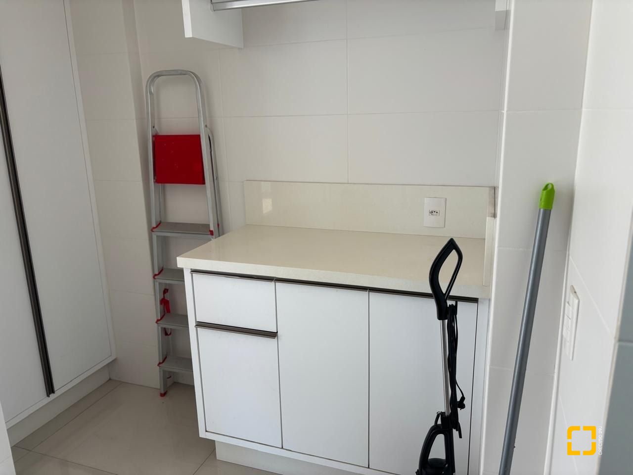 Apartamento com 143m², 3 quartos (sendo 3 suítes), 3 garagens, no bairro Campinas em São José