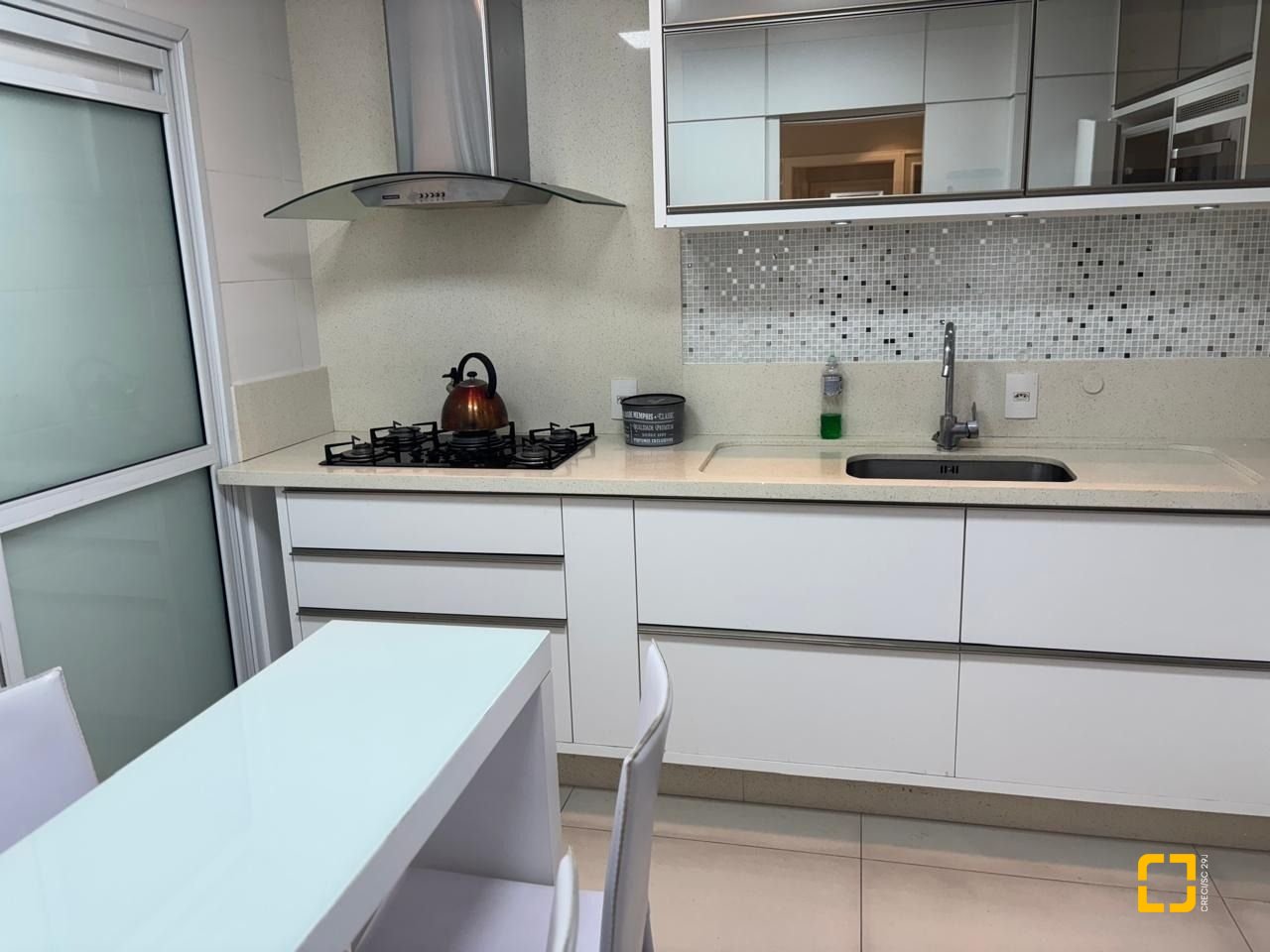 Apartamento com 143m², 3 quartos (sendo 3 suítes), 3 garagens, no bairro Campinas em São José