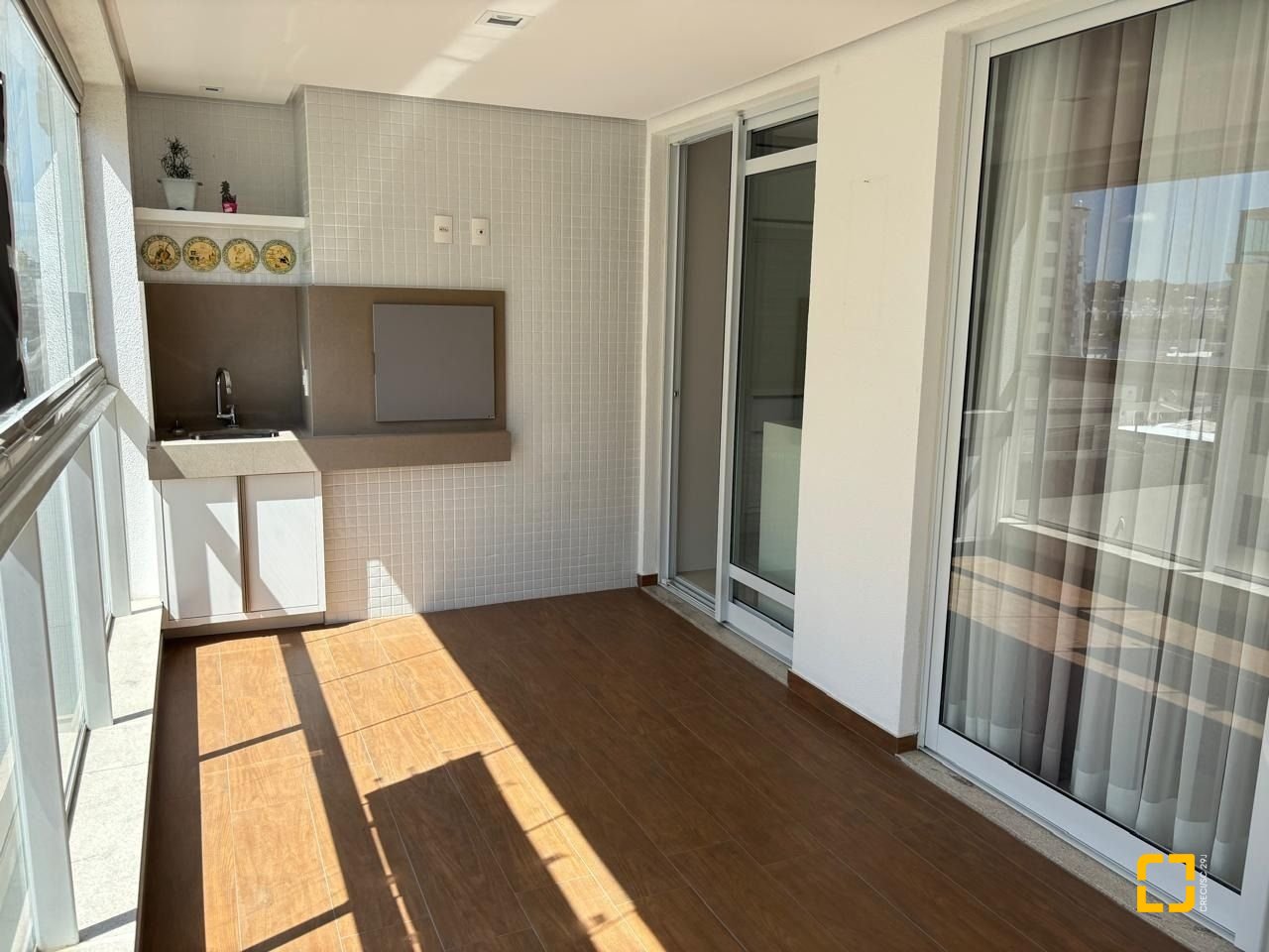 Apartamento com 143m², 3 quartos (sendo 3 suítes), 3 garagens, no bairro Campinas em São José