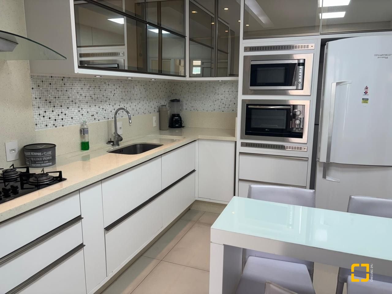 Apartamento com 143m², 3 quartos (sendo 3 suítes), 3 garagens, no bairro Campinas em São José