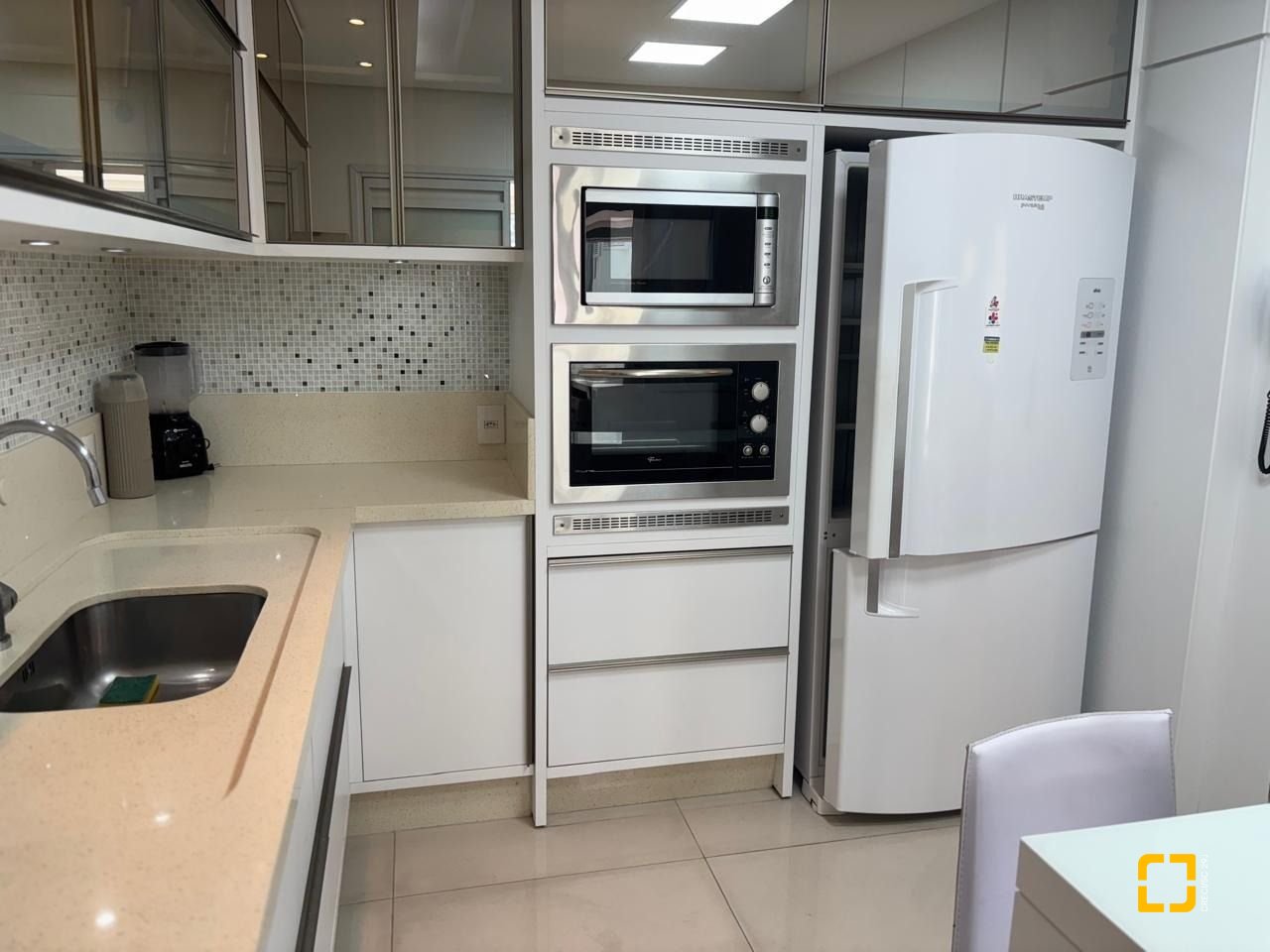 Apartamento com 143m², 3 quartos (sendo 3 suítes), 3 garagens, no bairro Campinas em São José