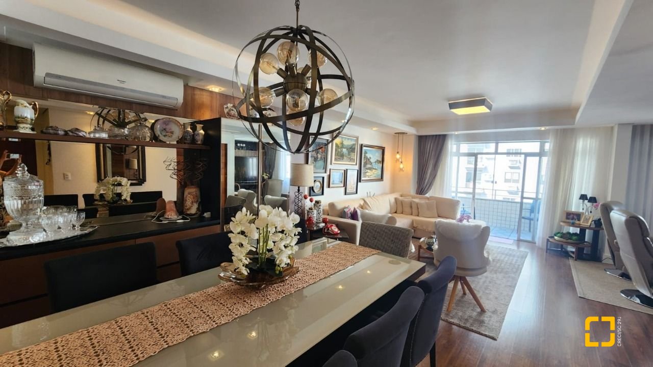 Apartamento com 170m², 4 quartos (sendo 1 suíte), 2 garagens, no bairro Centro em Florianópolis
