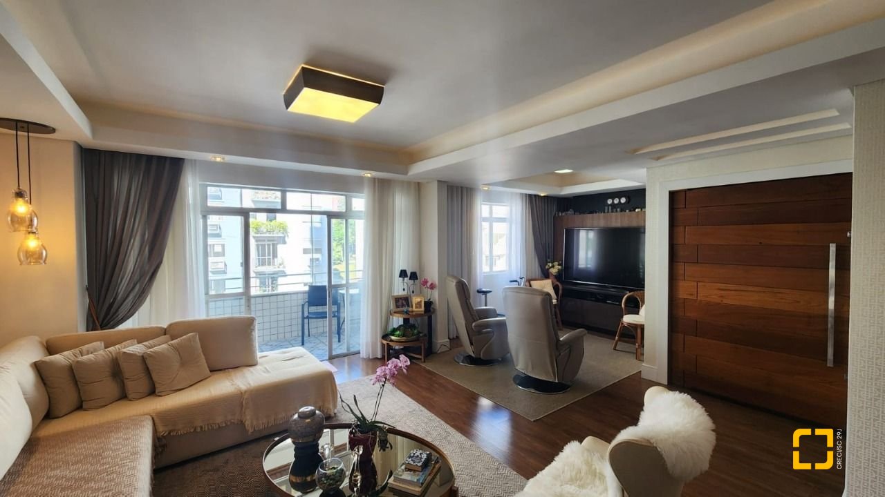 Apartamento com 170m², 4 quartos (sendo 1 suíte), 2 garagens, no bairro Centro em Florianópolis