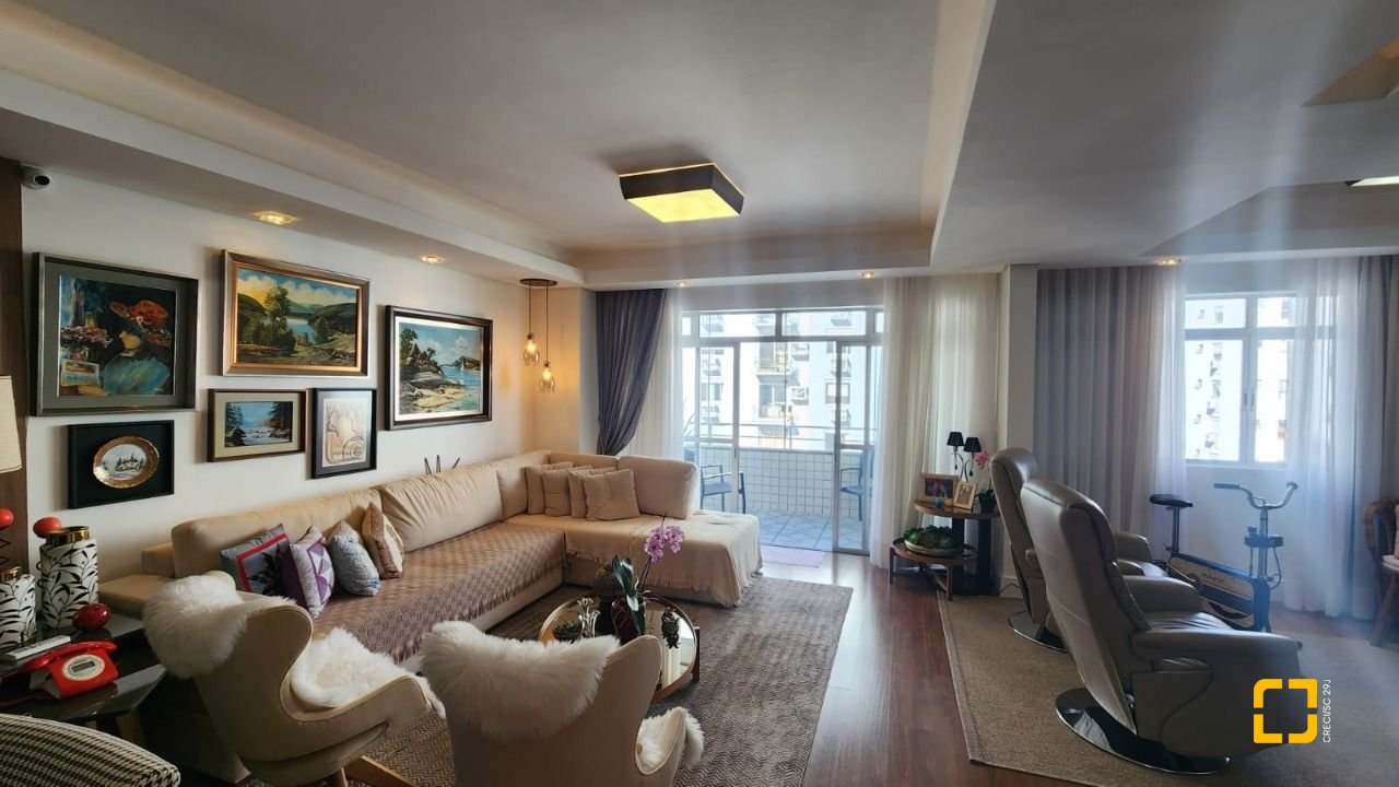 Apartamento com 170m², 4 quartos (sendo 1 suíte), 2 garagens, no bairro Centro em Florianópolis