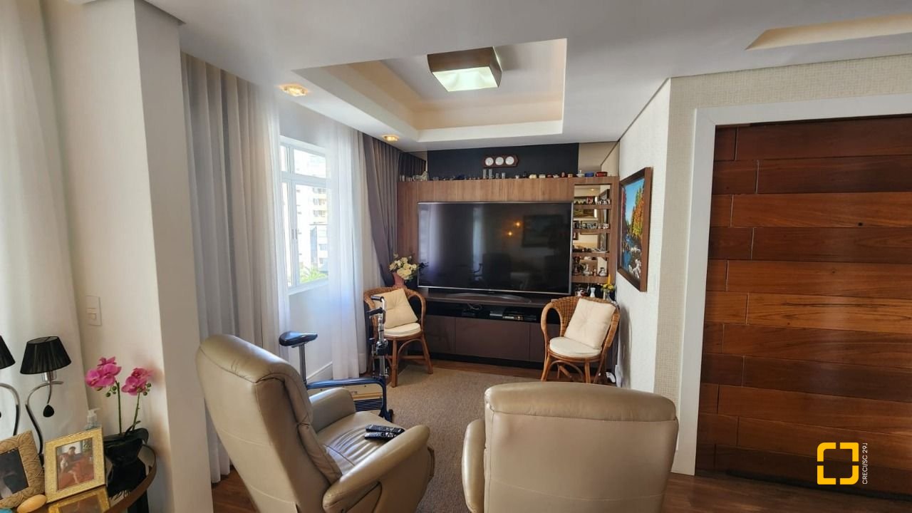 Apartamento com 170m², 4 quartos (sendo 1 suíte), 2 garagens, no bairro Centro em Florianópolis