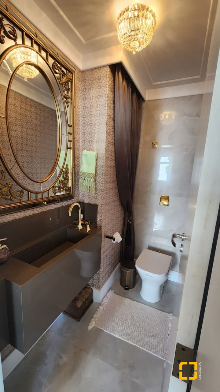 Apartamento com 170m², 4 quartos (sendo 1 suíte), 2 garagens, no bairro Centro em Florianópolis