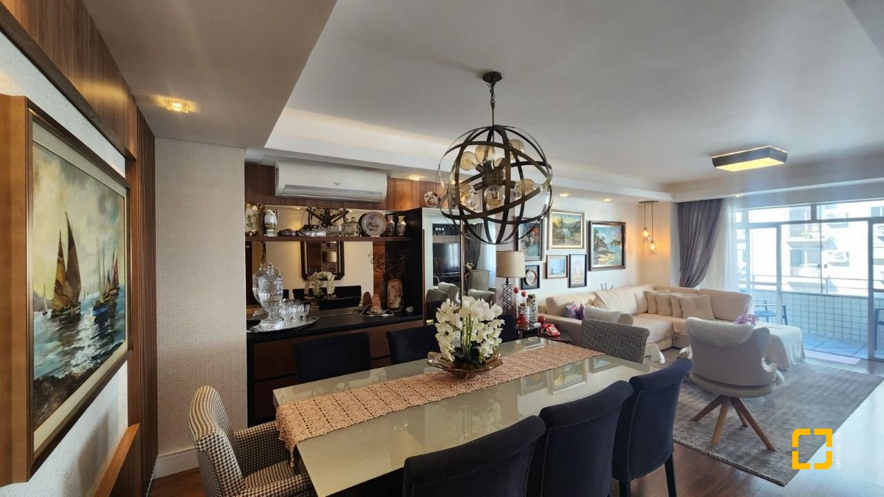 Apartamento com 170m², 4 quartos (sendo 1 suíte), 2 garagens, no bairro Centro em Florianópolis