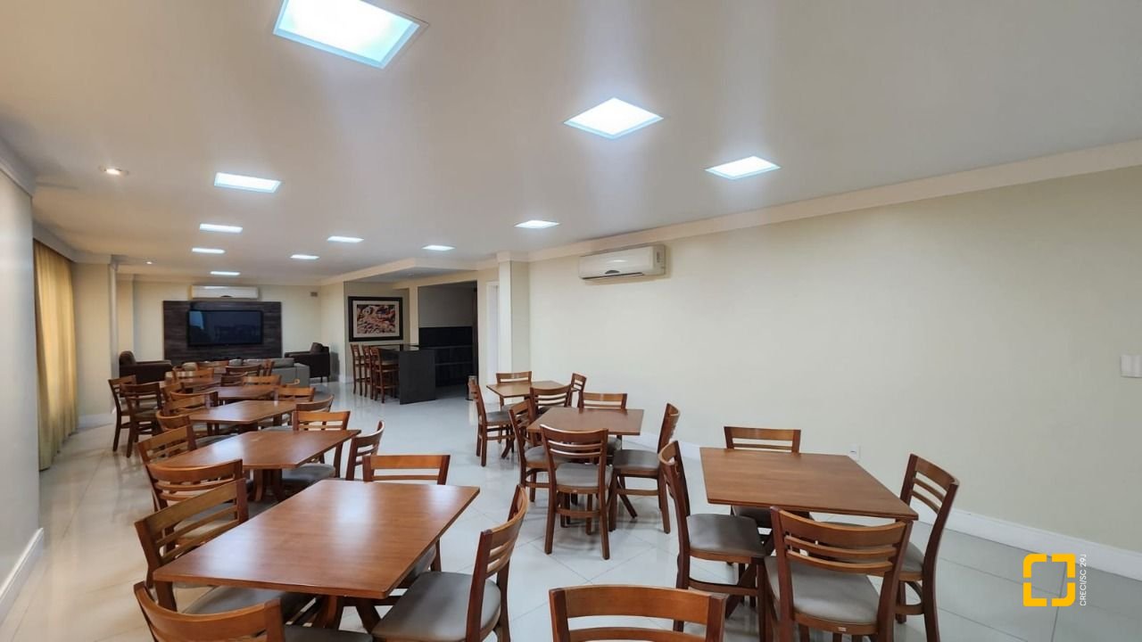 Apartamento com 170m², 4 quartos (sendo 1 suíte), 2 garagens, no bairro Centro em Florianópolis