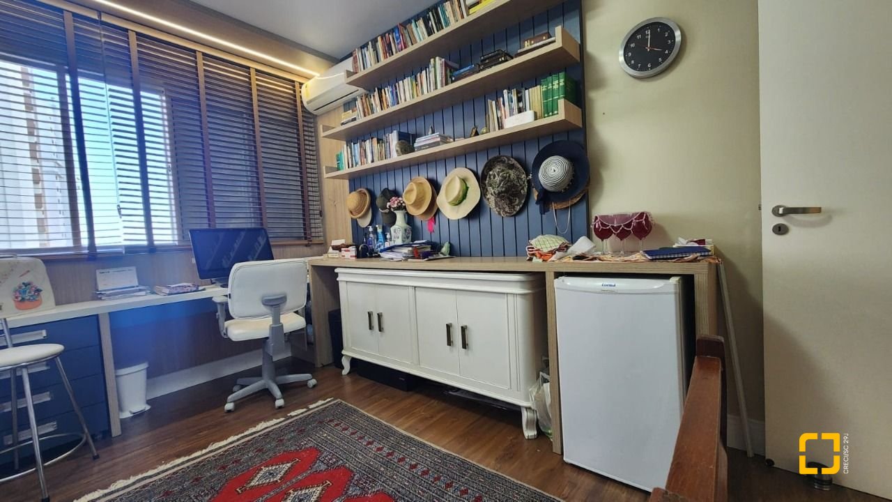 Apartamento com 170m², 4 quartos (sendo 1 suíte), 2 garagens, no bairro Centro em Florianópolis