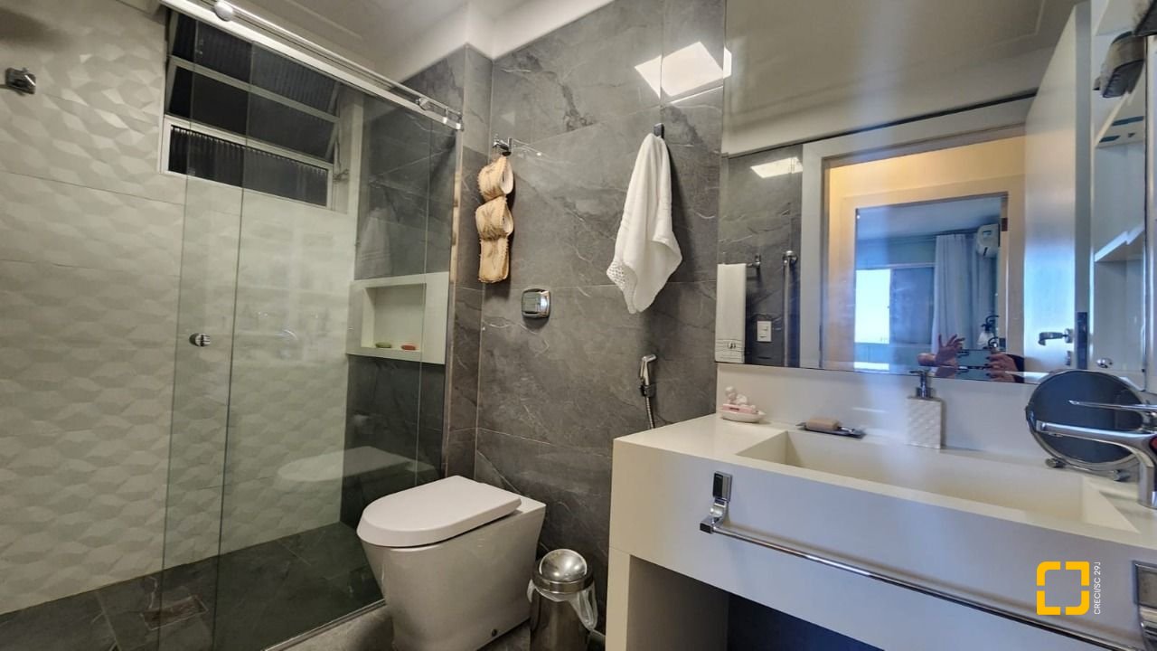 Apartamento com 170m², 4 quartos (sendo 1 suíte), 2 garagens, no bairro Centro em Florianópolis