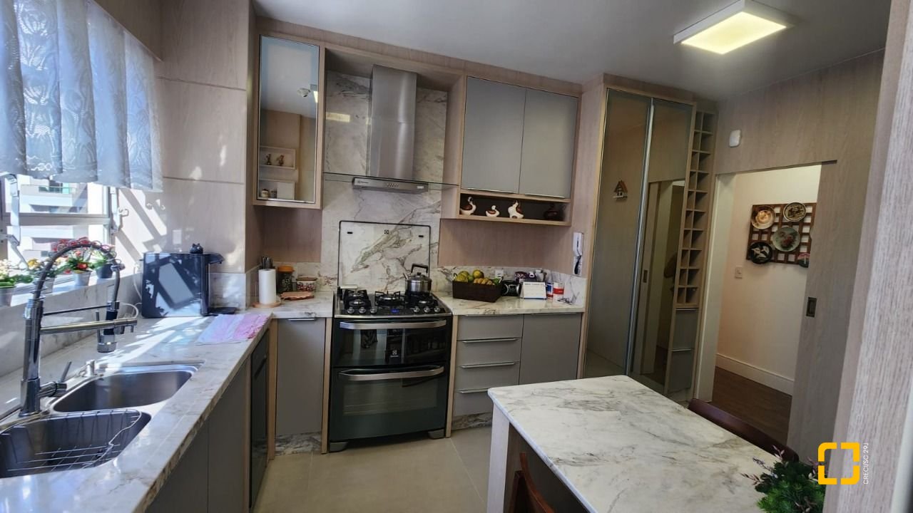 Apartamento com 170m², 4 quartos (sendo 1 suíte), 2 garagens, no bairro Centro em Florianópolis