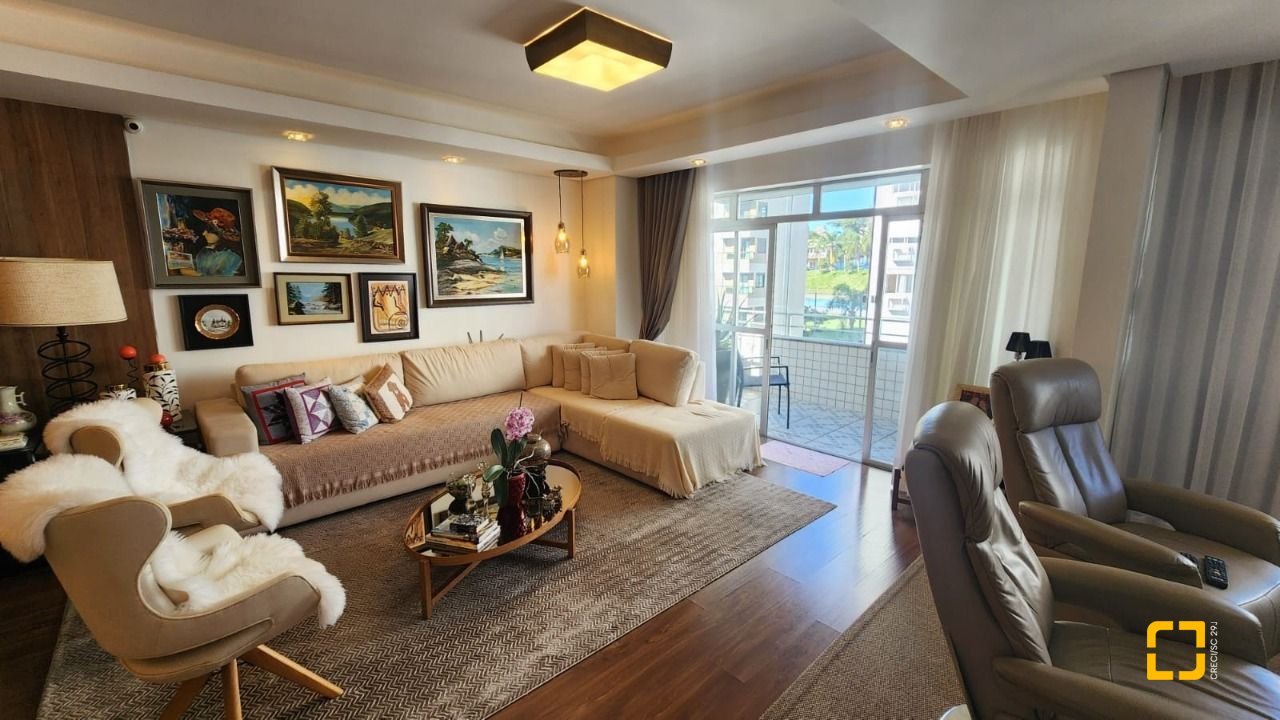 Apartamento com 170m², 4 quartos (sendo 1 suíte), 2 garagens, no bairro Centro em Florianópolis