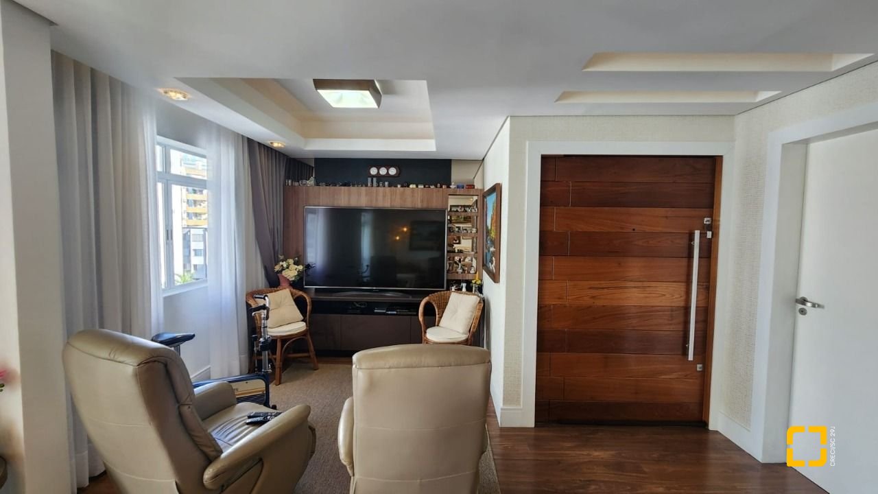Apartamento com 170m², 4 quartos (sendo 1 suíte), 2 garagens, no bairro Centro em Florianópolis