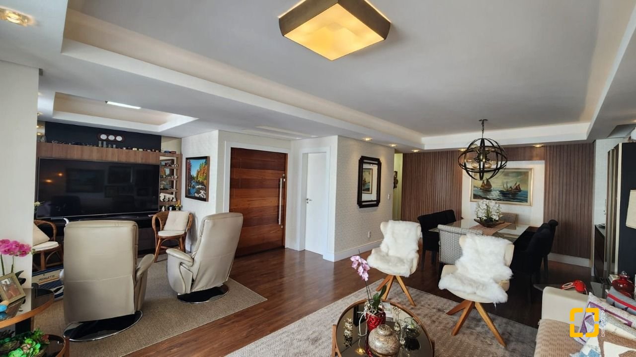 Apartamento com 170m², 4 quartos (sendo 1 suíte), 2 garagens, no bairro Centro em Florianópolis