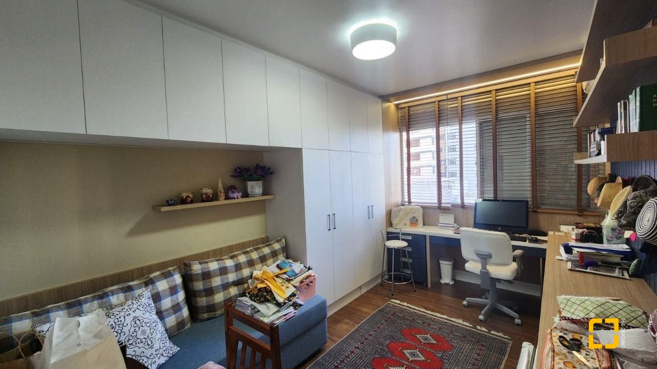 Apartamento com 170m², 4 quartos (sendo 1 suíte), 2 garagens, no bairro Centro em Florianópolis
