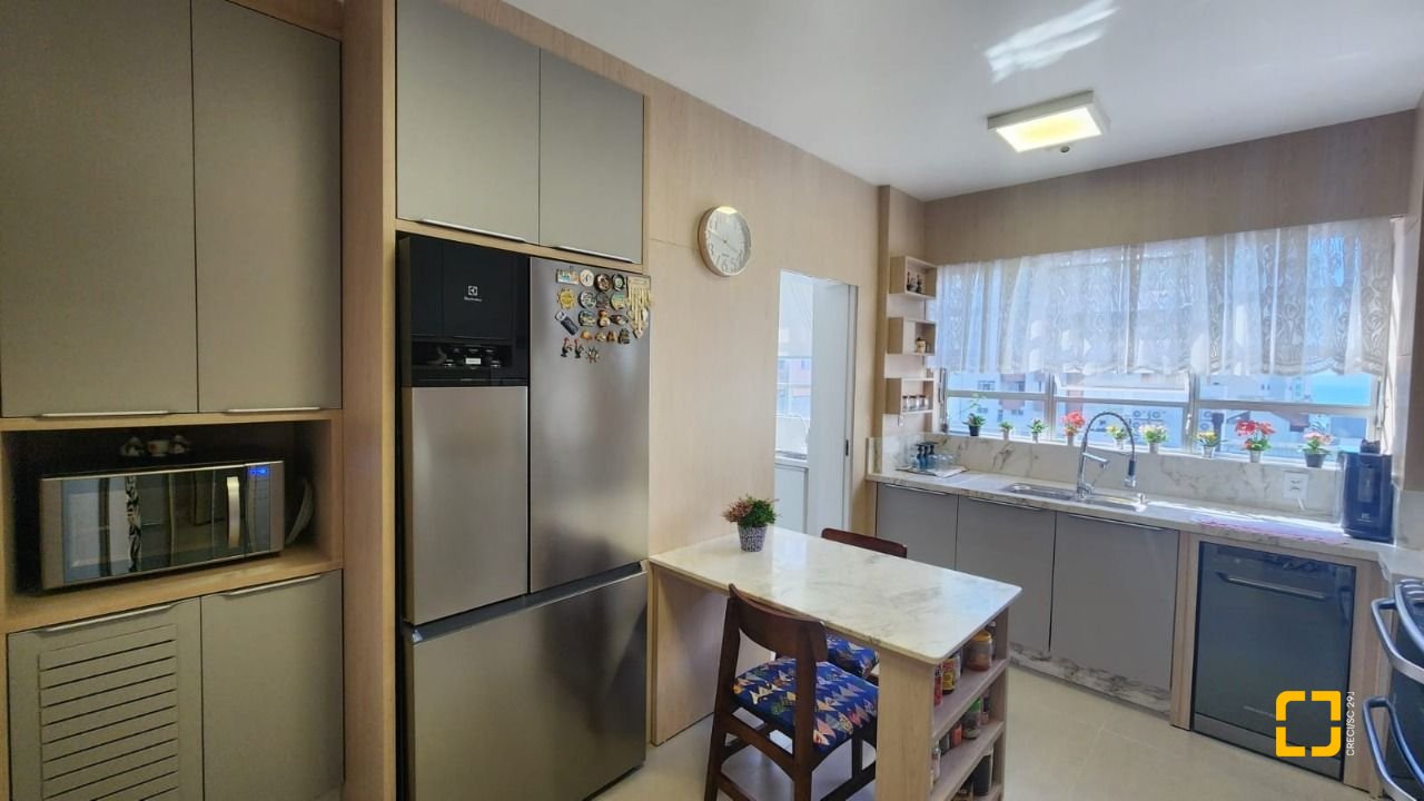Apartamento com 170m², 4 quartos (sendo 1 suíte), 2 garagens, no bairro Centro em Florianópolis