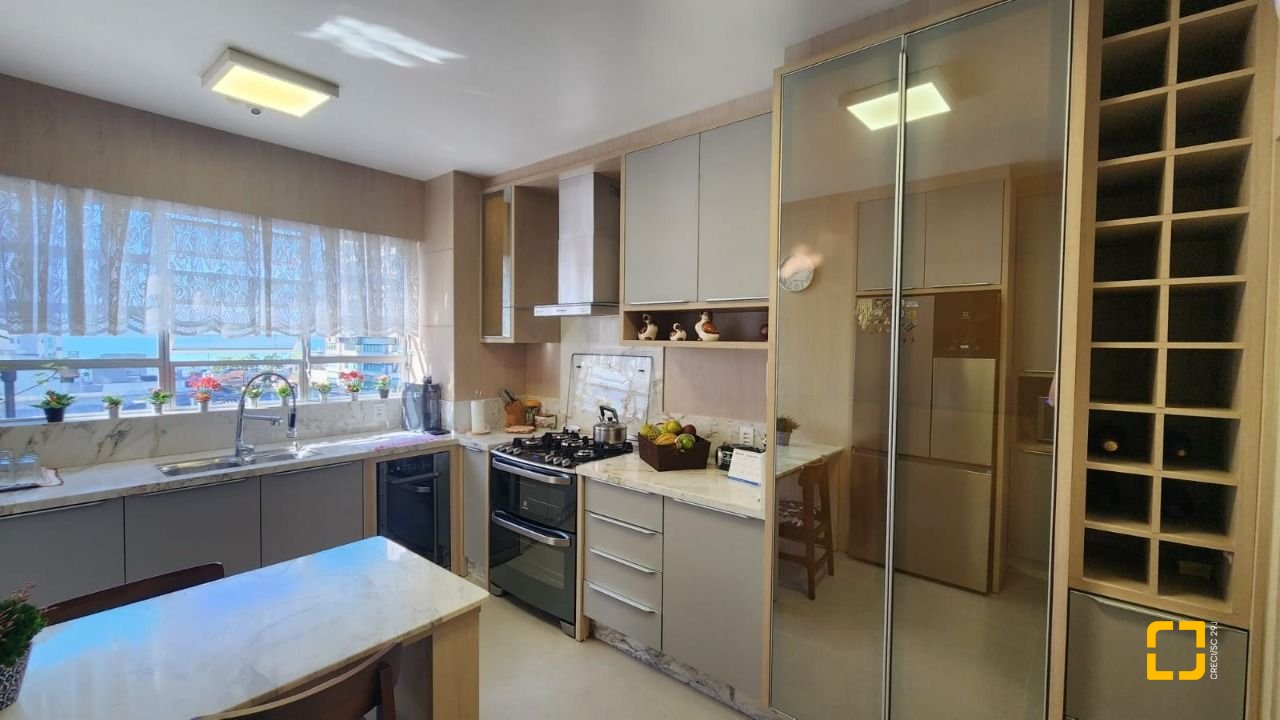 Apartamento com 170m², 4 quartos (sendo 1 suíte), 2 garagens, no bairro Centro em Florianópolis