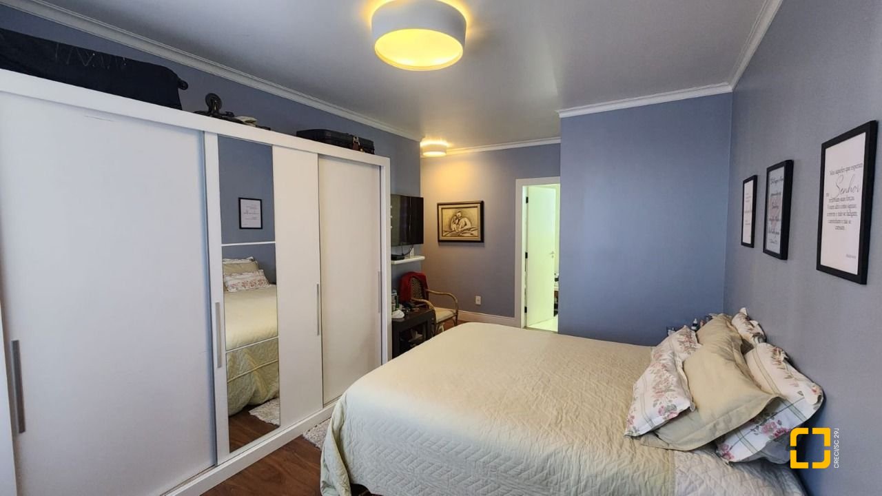 Apartamento com 170m², 4 quartos (sendo 1 suíte), 2 garagens, no bairro Centro em Florianópolis