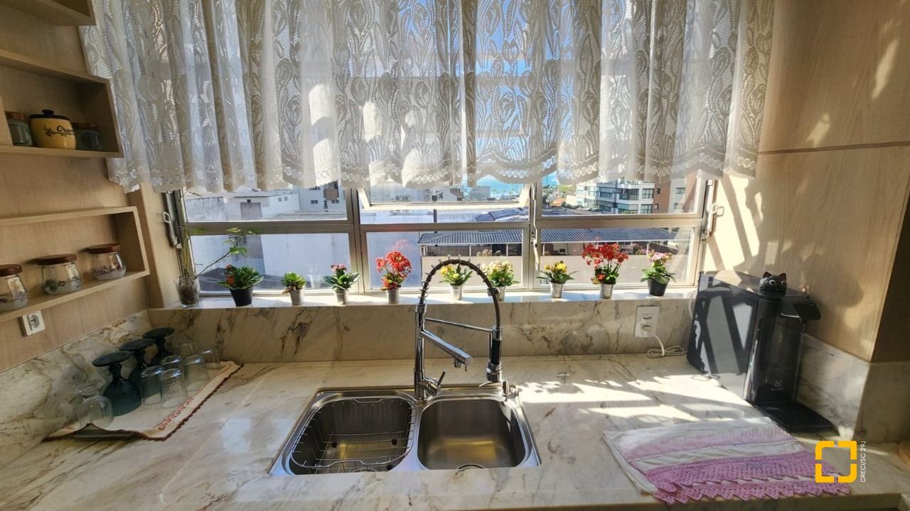 Apartamento com 170m², 4 quartos (sendo 1 suíte), 2 garagens, no bairro Centro em Florianópolis