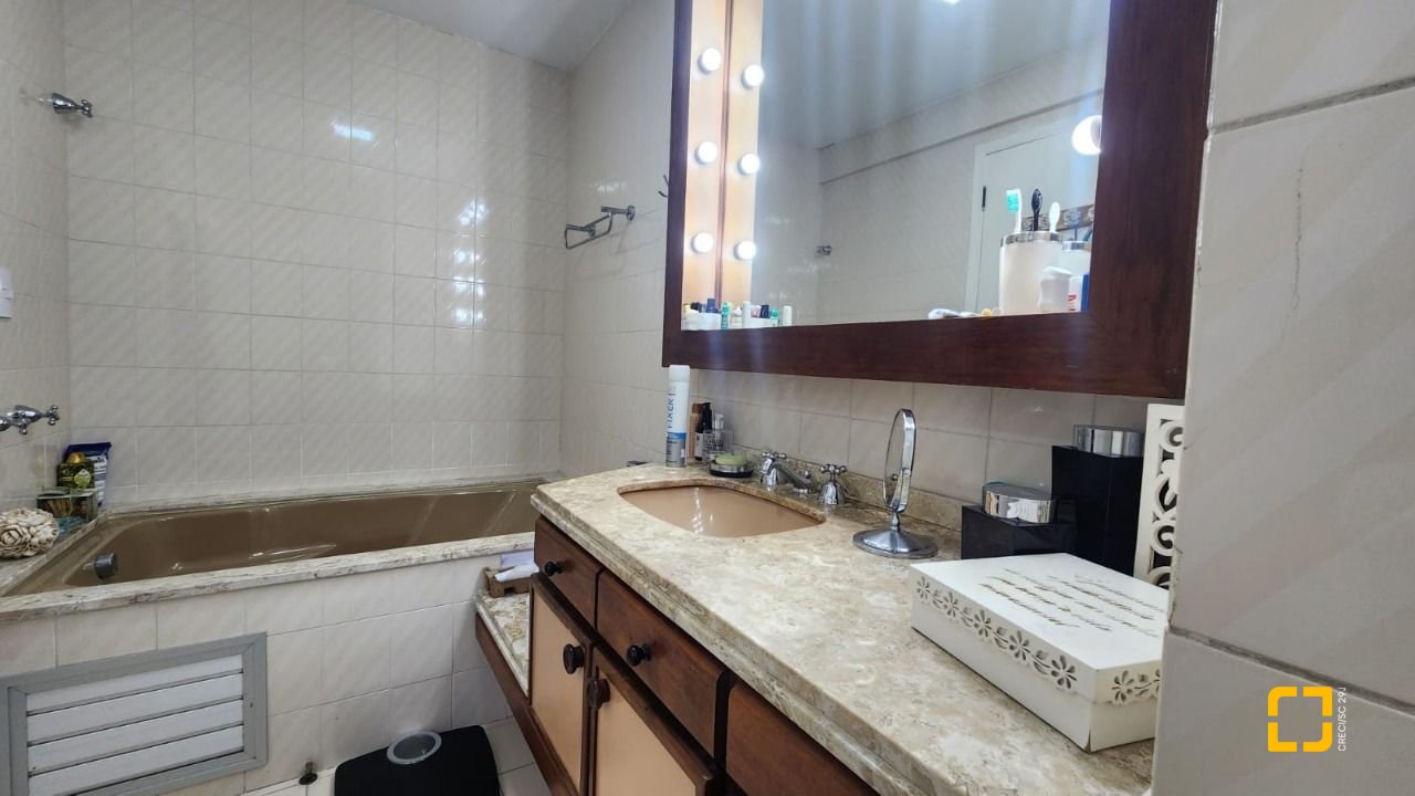 Apartamento com 170m², 4 quartos (sendo 1 suíte), 2 garagens, no bairro Centro em Florianópolis