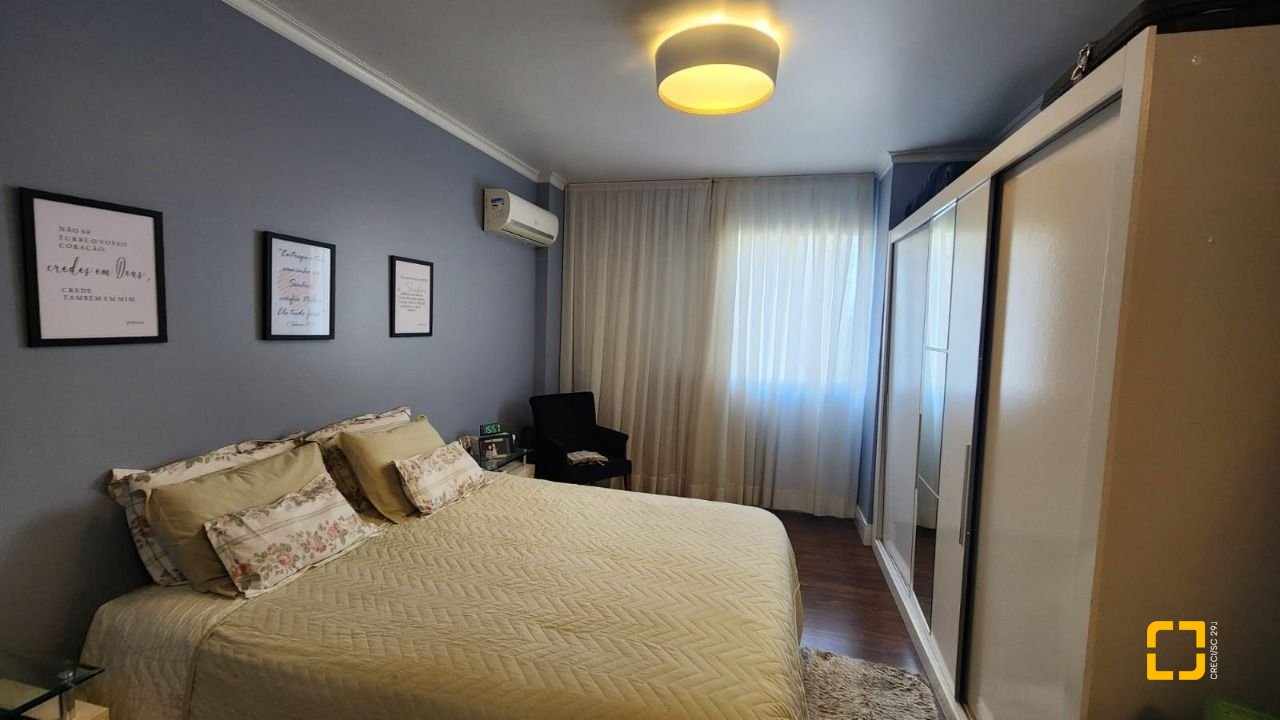 Apartamento com 170m², 4 quartos (sendo 1 suíte), 2 garagens, no bairro Centro em Florianópolis