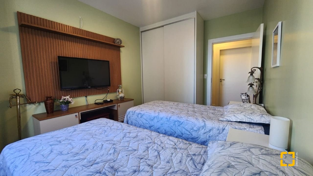 Apartamento com 170m², 4 quartos (sendo 1 suíte), 2 garagens, no bairro Centro em Florianópolis