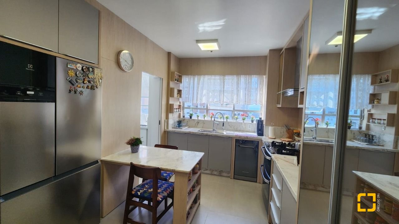 Apartamento com 170m², 4 quartos (sendo 1 suíte), 2 garagens, no bairro Centro em Florianópolis