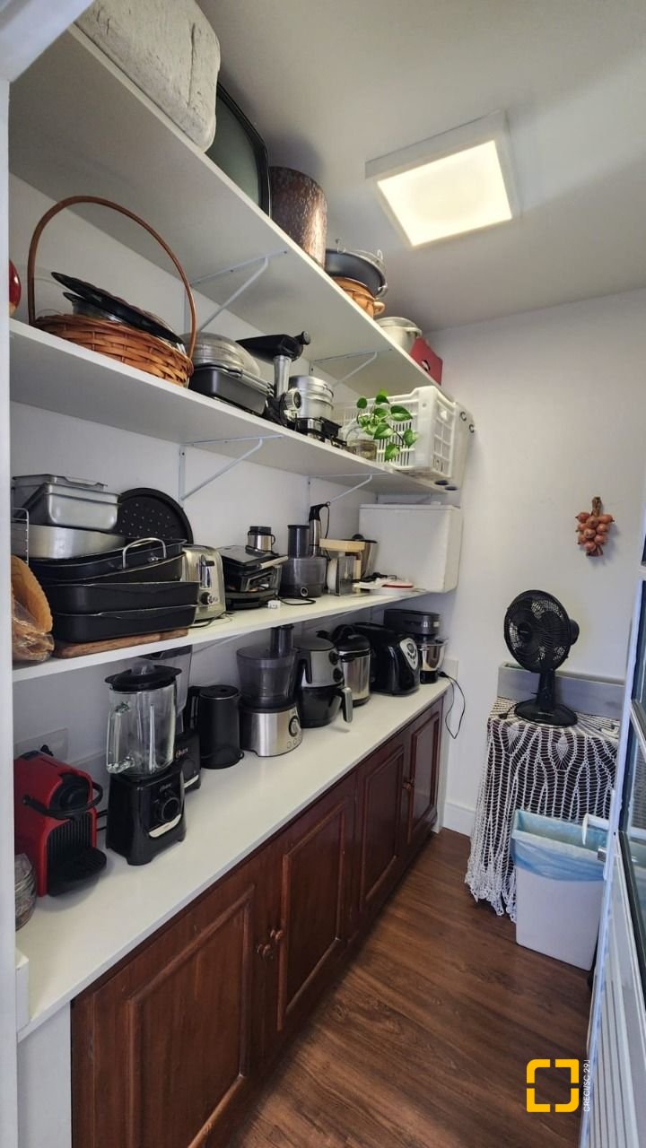 Apartamento com 170m², 4 quartos (sendo 1 suíte), 2 garagens, no bairro Centro em Florianópolis