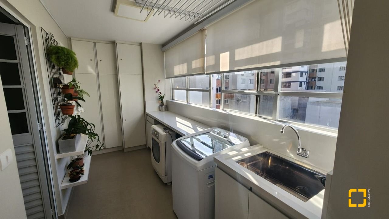 Apartamento com 170m², 4 quartos (sendo 1 suíte), 2 garagens, no bairro Centro em Florianópolis