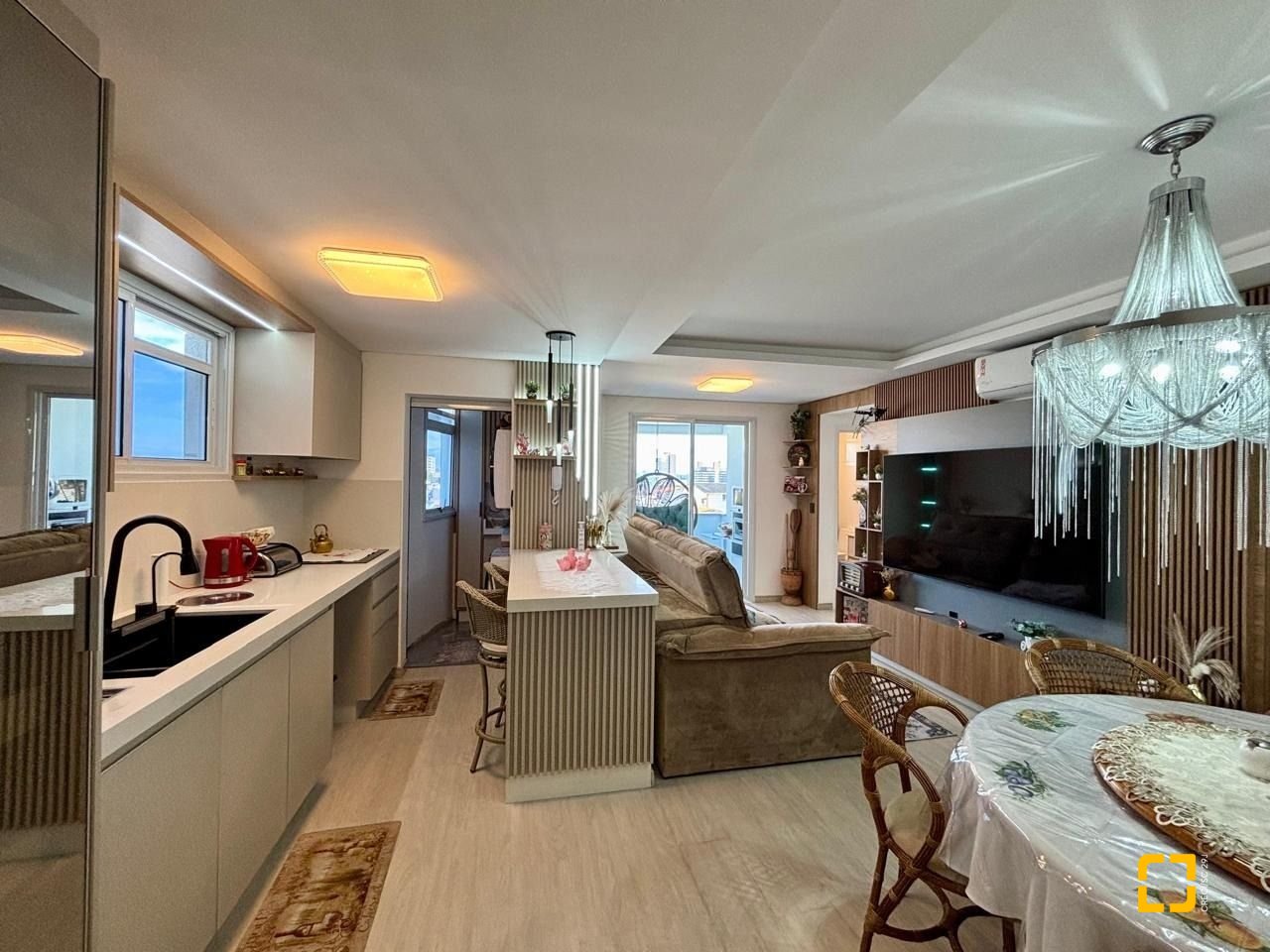 Apartamento com 92m², 2 quartos (sendo 1 suíte), 2 garagens, no bairro Barreiros em São José
