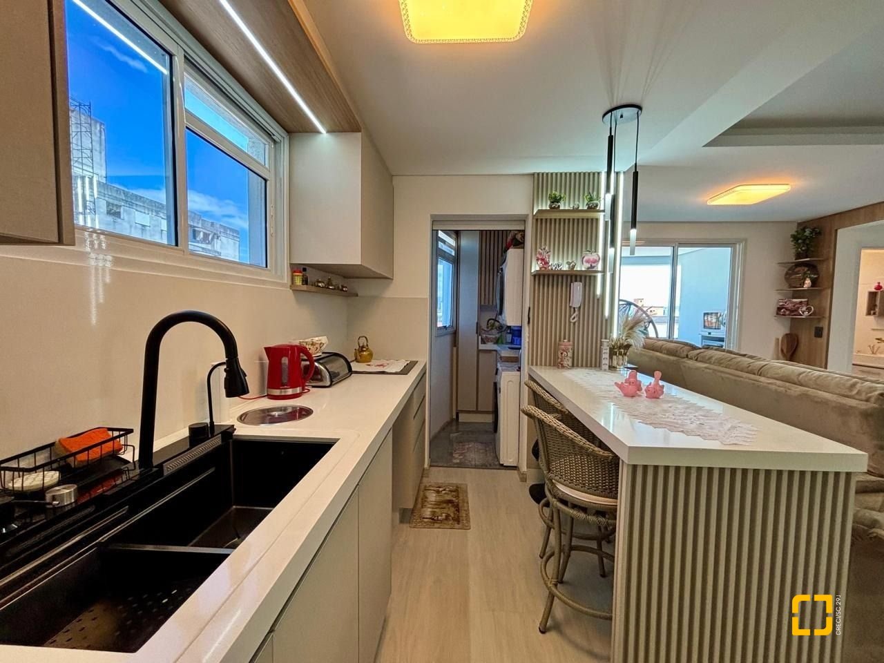 Apartamento com 92m², 2 quartos (sendo 1 suíte), 2 garagens, no bairro Barreiros em São José