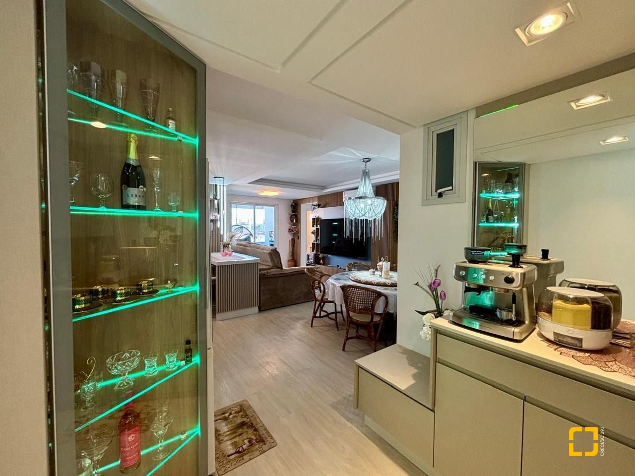 Apartamento com 92m², 2 quartos (sendo 1 suíte), 2 garagens, no bairro Barreiros em São José