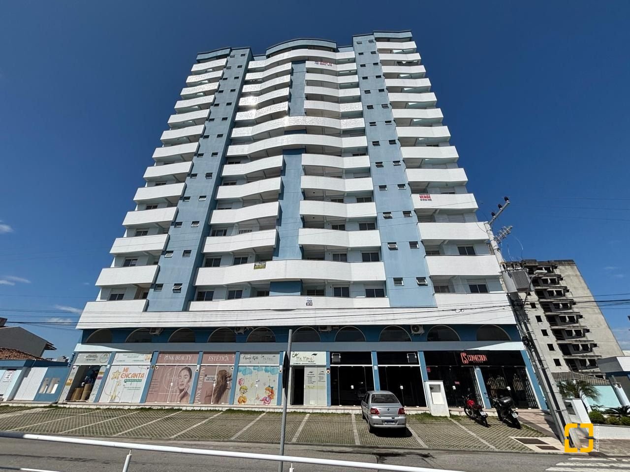 Apartamento com 92m², 2 quartos (sendo 1 suíte), 2 garagens, no bairro Barreiros em São José