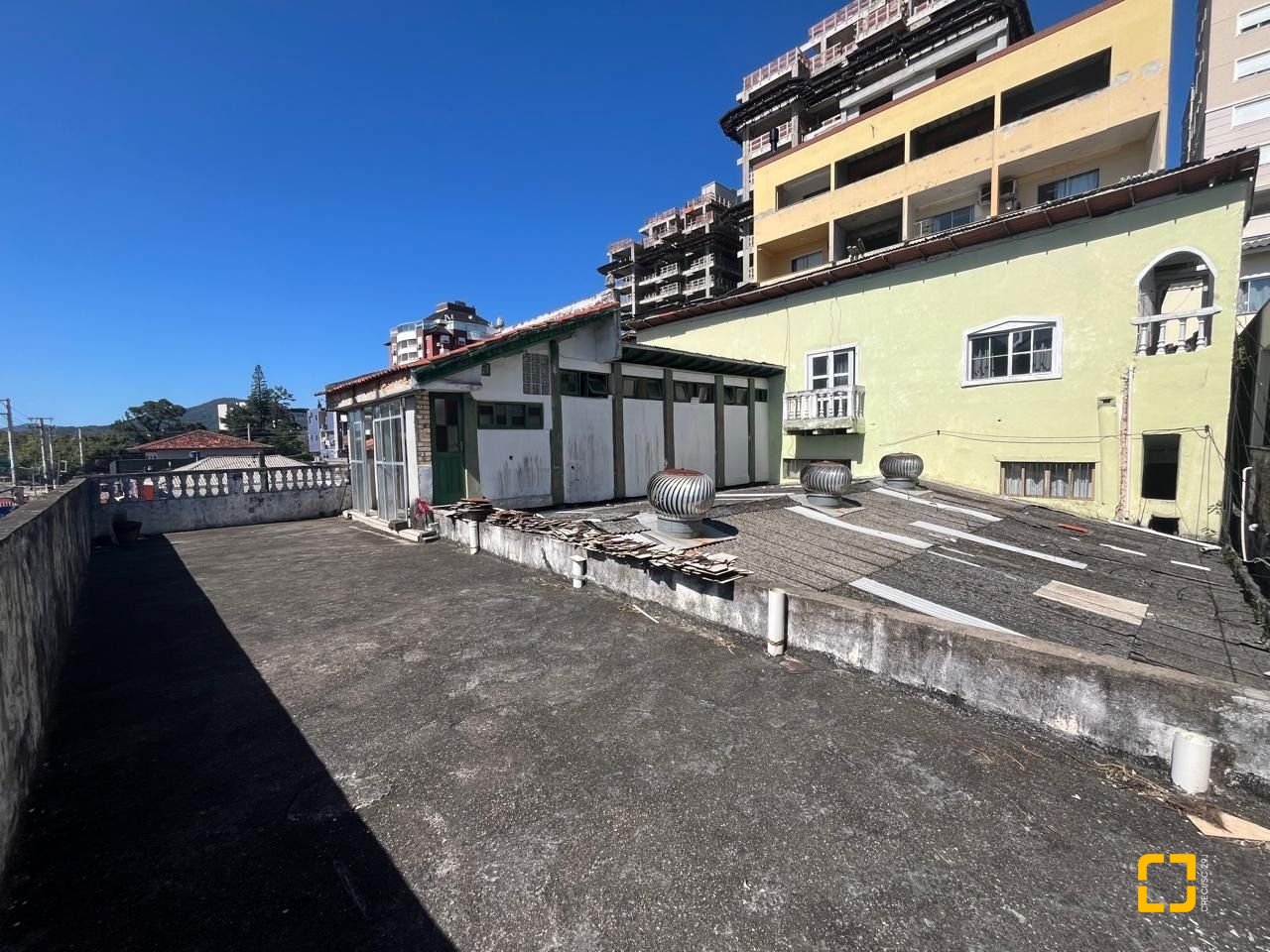 Prédio com 326m², 4 garagens, no bairro Pantanal em Florianópolis