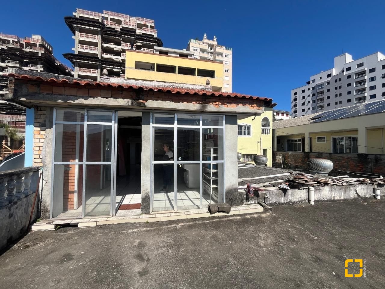 Prédio com 326m², 4 garagens, no bairro Pantanal em Florianópolis