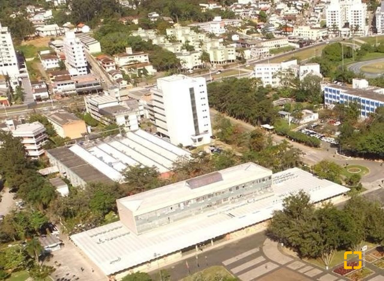 Prédio com 326m², 4 garagens, no bairro Pantanal em Florianópolis
